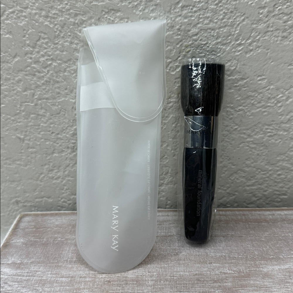 $10 🌙 Mary Kay Mineral Powder‎ Foundation Brush - New in Pouch